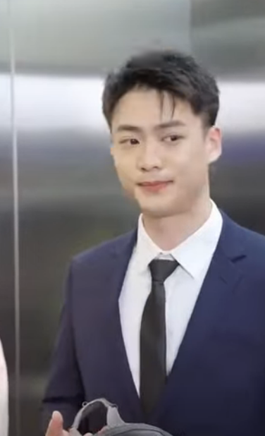 B1011005 心机同事妒忌刚来的实习生 故意设计实习生得罪顾客 没想到实习生身份不一般轻松解决 立夏有力 #立夏有力 part2