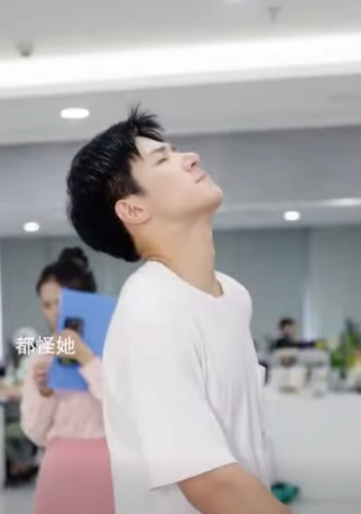 B1011003 总裁夫人隐藏身份去公司实习 却被心机主管故意刁难 谁料霸总出现后打脸众人 立夏有力 part2