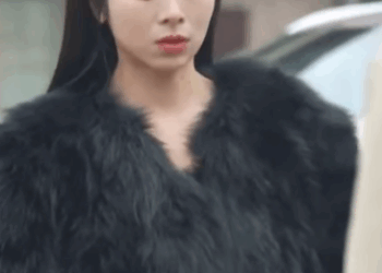 A1111003 女總裁尋找17年前初戀 他卻不願一起走 獨守山村只為等她 言謹 你別走 part2