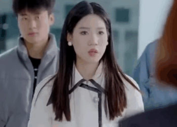 C1211003 贪财经理拉来服务员冒充董事长 勾结外人阴谋搞破坏 冒牌货却是董事长的孪生妹妹