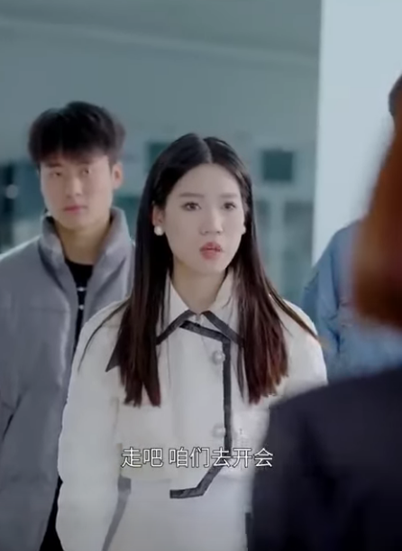 C1211003 贪财经理拉来服务员冒充董事长 勾结外人阴谋搞破坏 冒牌货却是董事长的孪生妹妹