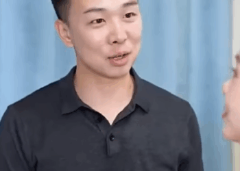 F1211001 娶妻娶贤 没想到花钱大手大脚的老婆 关键时候让我发了大财 #短剧 #情感 #makeupchallenge #love #funny #婚姻 #女人 #万万没想到 part2