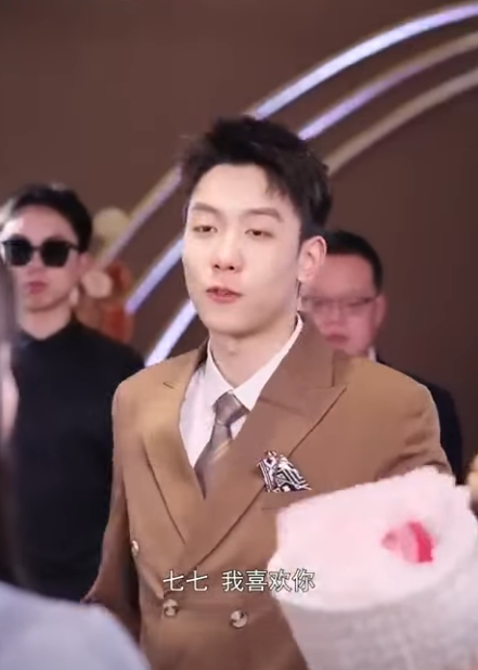 C1811003 女总裁低调骑电动参加婚礼 没想到被亲戚当众嘲笑侮辱 直到大老板过来向她敬酒瞬间惊呆众人 陈七七 part2