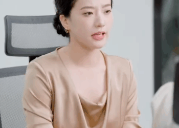 B1911005 本來以為遇到高情商的金牌銷售 怎料她為了錢詐欺顧客 亮出身分後她直接被嚇傻 part2