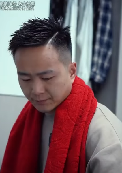 D2111002 和閨蜜逛街意外發現丈夫出軌 直到看見丈夫送外賣 才知道公司倒閉他一人默默承受 言謹 你別走 #情感 #反转 #正能量 part2