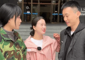 F2211002 我们三兄妹, 手牵手一起长大, 温馨的画面历历在目, 每一刻都是幸福的定格 #熱播短劇 #正能量 #感情 #短剧 #情感 part2