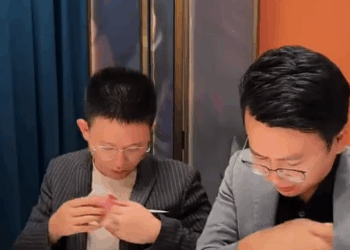 F2711004 年龄在增长 容貌在变化 血浓于水的情谊不会变 #熱播短劇 #善良 #短劇 #正能量 #剧情 #熱門 #亲情故事 part2