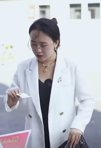 E2711005 女孩花10元錢租一個媽媽 只為參加學校的家長會 暖心的女老闆幫助了她 喜人娜娜 #drama #正能量 part2