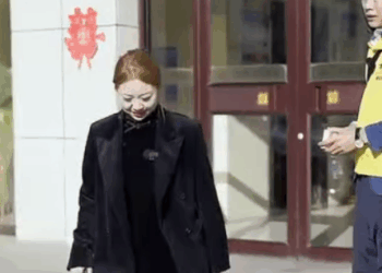 E2711002 外賣員因好心助人耽誤送餐時間丟了工作 誰知幫助的人竟是美女總裁 總裁直接高薪聘請他#短劇 #美女總裁 part2