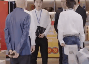 C2711003 善良小伙拾金不昧感动失主 对方竟还是自己未来老丈人 误会解除抱得美人归 捡个boss当女友大结局 #陈七七 #短剧 #捡个boss当女友 part2