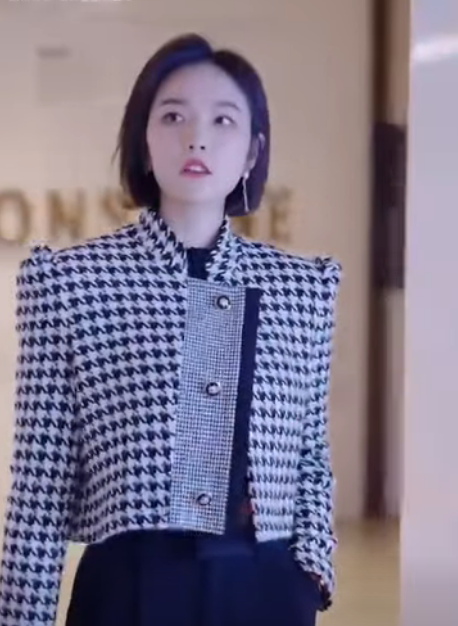 C0711002 房产女销售狗眼看人低 当客户面耍无赖让客户丢脸 可谁知客户身份不一般最后当场失业 #陈七七 #短剧 #反转 #我要上热门 part2