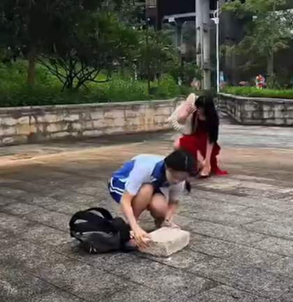 F3011003 行好事 莫问前程 每个人都在奔赴不同的人生 也许自己过得一地鸡毛 也会有善良的发光点 part2