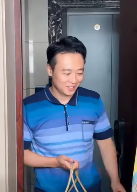 D0711003 爸爸带着弟弟妹妹突然找上门 结果万万没想到 #正能量 #正能量剧情 #万万没想到 #剧情 #情感 #弘扬正能量 #家庭 part2