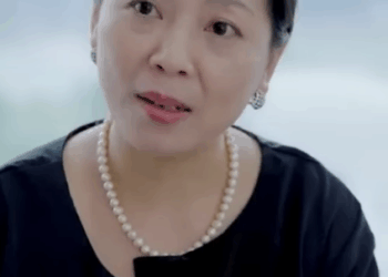 C2911004 灰姑娘惨遭亲生父亲抛弃 沦为服务员受尽白眼欺负 五年后变身亿万总裁回归复仇 陈七七 part2