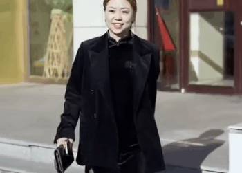 E3011001 美女繫鞋帶被搶錢包 外帶小哥幫忙追東西超時被開除 不料美女公司老總直接給外賣員安排了工作 喜人娜娜 part2