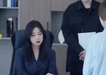 C0811005 闺蜜买衣服遭势利店员欺负 霸道总裁直接命令所有店员出来服务 然后买空隔壁店铺 #短剧 #霸道总裁 #陈七七 part2