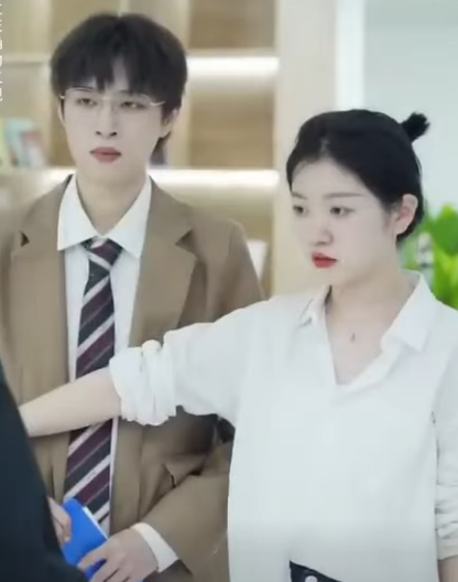 C0712003 董事长隐藏身份帮穷实习生说话 不料竟被关系户羞辱 亮明身份后关系户下跪道歉 陈七七 part2