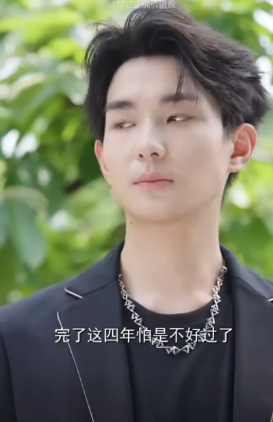 D0712001 一口气看完 三个大佬团宠我 月野在学校被三大男神围着转惨遭心机女嫉妒 竟还设计顶替月野首富千金的位置 不料月野真实身份被曝光当场跪地求饶 #短剧#魔女月野#反转 #打脸 #爽文 part2