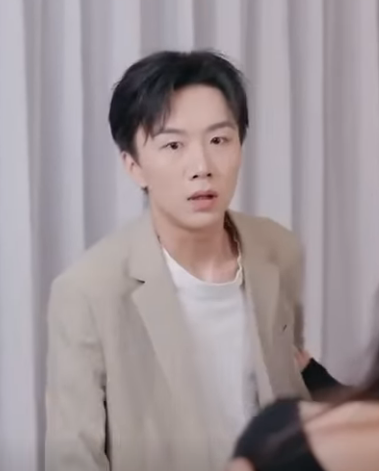 H0612002 霸道總裁想要追求女下屬 送的包包女人帶去參加聚會慘遭侮辱 還好總裁及時出現打臉眾人#短劇 #情感 #反轉 #霸道总裁 part2