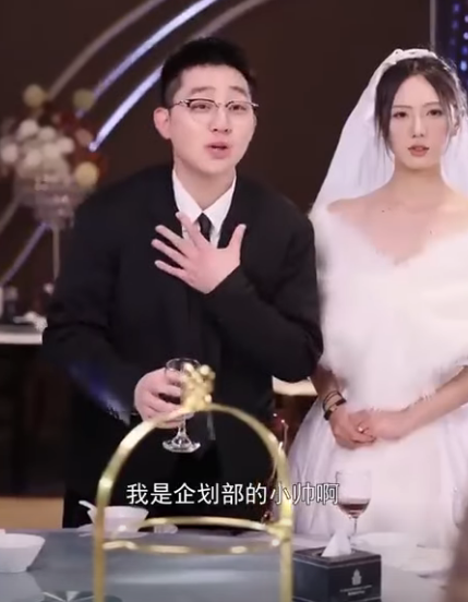 B1112005 七七骑小电驴参加婚礼被势利眼姑妈嘲讽穷鬼 下一秒表妹主管就来敬酒 她竟是千亿女总裁 吓得她们跪地求饶 #drama #复仇 #反转剧情 #情感 #总裁 #逆袭 part2