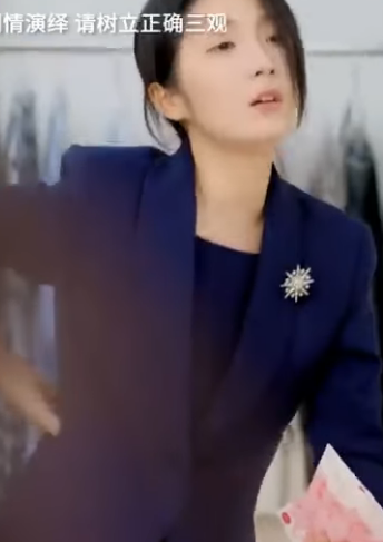 C0312001 女总裁逛街没带钱 被奢侈店员瞧不起 下一秒直接消费70万现金现场打脸 陈七七 part2