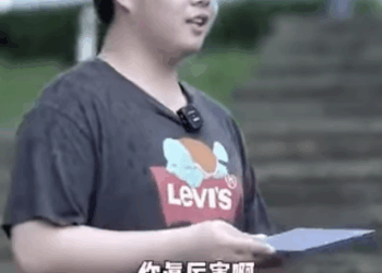 D0312002 女孩供他上學和出國留學 愛是一種無私的付出