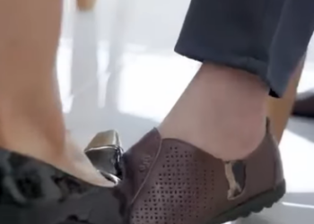 B2412004 王叔为了给七七求工作 被死对头羞辱擦皮鞋 没想到七七是总裁一句话对方当场破产 陈七七 part2