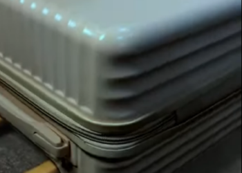 C2312003 今天在我公司工作了兩年的員工家里突發了點情況 我趕緊把取好的錢給他送過去 希望順利度過難關 生活中也太多的曲折 希望所有人都平安喜樂 安康幸福 #記錄真實生活 part2