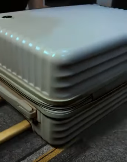 C2312003 今天在我公司工作了兩年的員工家里突發了點情況 我趕緊把取好的錢給他送過去 希望順利度過難關 生活中也太多的曲折 希望所有人都平安喜樂 安康幸福 #記錄真實生活 part2