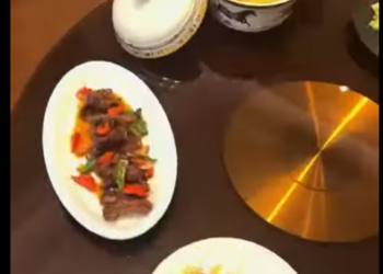 C2512005 邱姐今天為了給我買蛋糕 下雨天出去還摔了一跤 真的太感謝邱姐像家人一樣對待我 一直在為我默默地付出 很幸運能遇見這么好的保姆 #記錄真實生活 #日常vlog #美食 part2