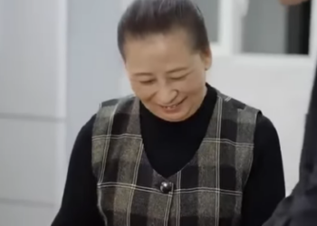 B2512001 小网红探店拒绝付款 还扬言要曝光不好吃让七七关门 不料七七的粉丝可多着呢吓得他们赔礼道歉 #短剧 #反转 #职场 #爽剧 part2