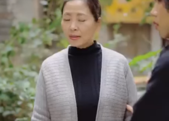 B2612004 虚荣女孩向清洁工母亲要钱买天价包 好心的总裁承诺送她一个 条件是替母亲打工一天