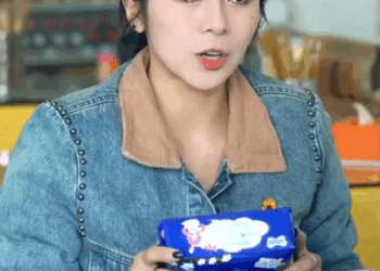 D0512001 餐館老板娘愛上工地窮小夥 免費請窮小子吃一整年麵條 還在他離開時追上去求婚 #熱播短劇 #愛情 #情感 #正能量 #感情 part2