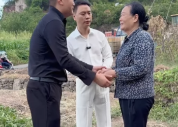 E2812002 帶著小李找到曾經救助他的王阿姨 認王阿姨做母親給她養老#滴水之恩定當涌泉相報 #傳播正能量 #傳遞正能量 part2