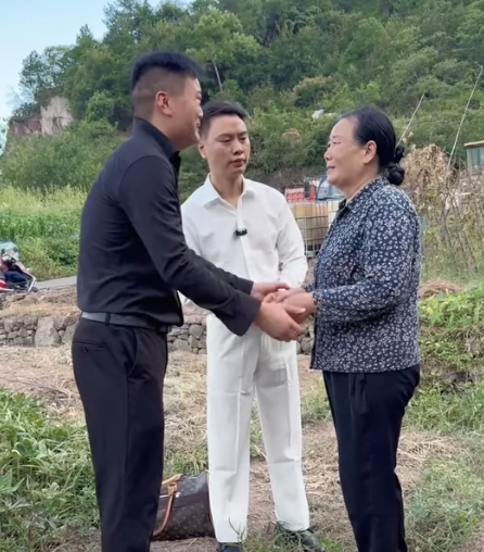 E2812002 帶著小李找到曾經救助他的王阿姨 認王阿姨做母親給她養老#滴水之恩定當涌泉相報 #傳播正能量 #傳遞正能量 part2