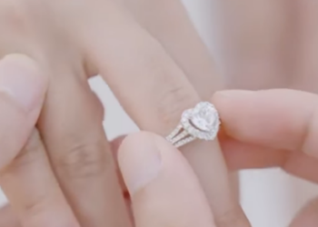 B2912004 女总裁手戴男友送的小钻戒 被员工们私下乱比较 没想到一场求婚众人直接傻眼了 陈七七 part2