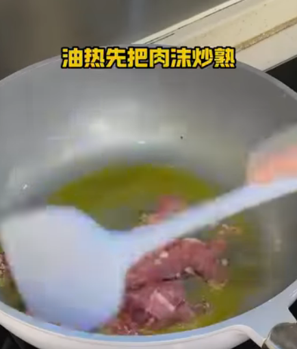 C2912005 早上五點多的飛機出差 邱姐凌晨3點給我包餃子 心里很不是滋味 把家交給這樣的保姆 我心里即踏實又溫暖 #記錄真實生活 #日常 vlog #美食 #保姆 part2