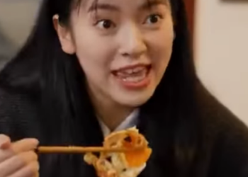 A0612004 邻居老头每天把臭鞋放到姑娘门口 被公司辞退的姑娘气愤找上门理论 得知真相后的她羞愧的连连道歉 立夏有力 part2