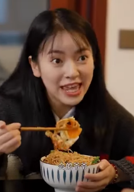 A0612004 邻居老头每天把臭鞋放到姑娘门口 被公司辞退的姑娘气愤找上门理论 得知真相后的她羞愧的连连道歉 立夏有力 part2