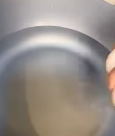 H1701001 今天我在家 偷吃 泡面被邱姐看見 她擔心我胃不好 就自己在家給我做還原版的紅燒牛肉面 真的感謝邱姐的用心#記錄真實生活 #日常vlog #美食 #保姆 part2