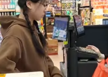 H1701004 今天我媽說想吃小龍蝦了 月薪兩萬的女保姆邱姐做了三種口味的龍蝦宴 也是今年的第一頓小龍蝦 真的太好吃了 姐妹們 你們也快安排上 #記錄真實生活 #日常vlog #美 part2