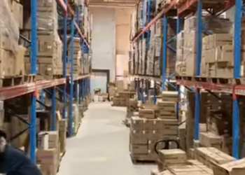 H1701005 今天和我們家的保姆邱姐去給鳳霞送便當 看見她一個女孩子做這么辛苦的工作 我想邀請她來我們家做保姆 也不知道她會不會來 #記錄真實生活 #保姆 #日常VLOG part2