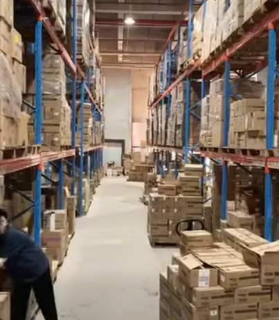 H1701005 今天和我們家的保姆邱姐去給鳳霞送便當 看見她一個女孩子做這么辛苦的工作 我想邀請她來我們家做保姆 也不知道她會不會來 #記錄真實生活 #保姆 #日常VLOG part2