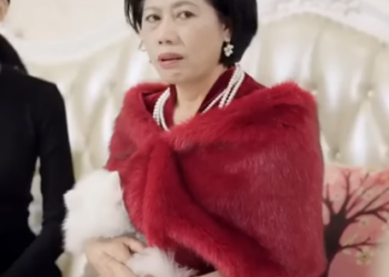 B2201006 百亿老板七七开百万豪车被妈妈叫去拉十块钱的纸壳子 被势利眼亲戚认为是穷鬼嘲讽不停 七七亮明身份狠狠打脸 #短剧 #情感 #情景剧 #剧情 #反转 part2