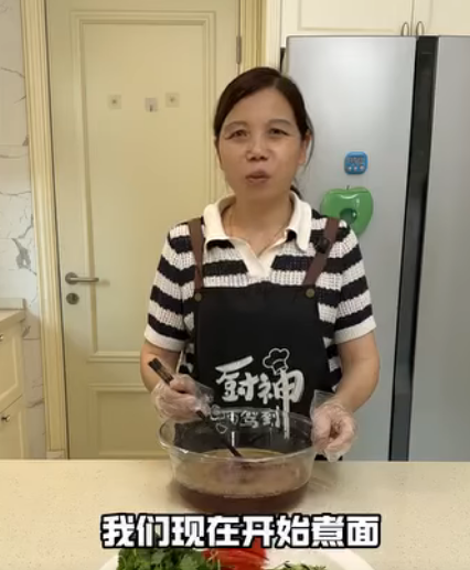 C0201001 最近吃飯沒胃口 邱姐給我做了酸甜美味的冰碗大冷面 冰冰涼涼的太爽了 姐妹們你們也可以試試 #記錄真實生活 #美食 #保姆 part2