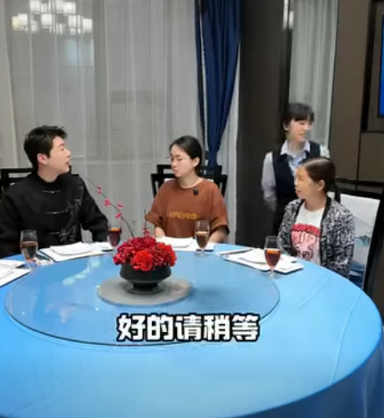 C0301005 今天帶我們家的保姆邱姐和她的侄女出去吃飯 真的從來沒見過像鳳霞這么懂事的孩子 她的一段話讓我既感動又心酸 #記錄真實生活 #日常vlog #保姆 #美食 part2