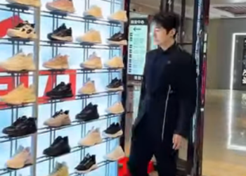 C0401003 今天我帶邱姐和鳳霞去做頭發 順便還給她們買了雙鞋 看得出來她們真的很喜歡 擔心她們不舍得穿 我就 騙 他倆說花了19塊錢 看見她們開心的笑容 我也跟著高興 #記錄真實生活 part2